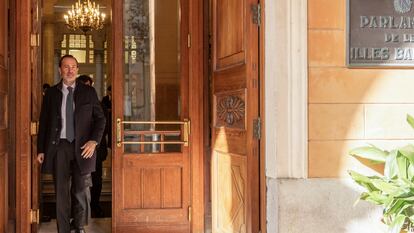 El presidente del Parlament balear, Gabriel Le Senne, a su salida del Parlament, este lunes, tras ser expulsado del grupo de Vox.