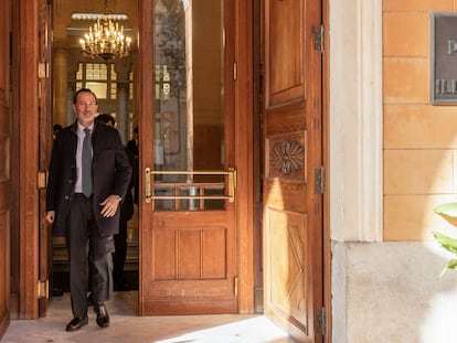 El presidente del Parlament balear, Gabriel Le Senne, a su salida del Parlament, este lunes, tras ser expulsado del grupo de Vox.