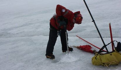 El glaciólogo Ricardo Rodríguez taladrando la nieve en el lóbulo BAE para introducir una estaca en el glaciar, el pasado 24 de febrero.