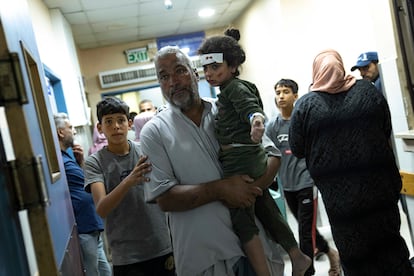 Una niña, herida en un bombardeo israelí, espera a ser atendida en un hospital de Jan Yunis este lunes. 