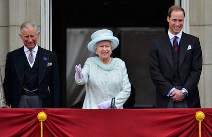 La reina Isabel II saluda desde el balcón del palacio de Buckingham.