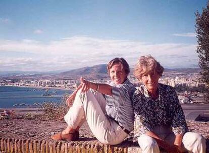 Liliana Dahlmann con la Duquesa Roja en Gibraltar, en una imagen de su álbum personal.