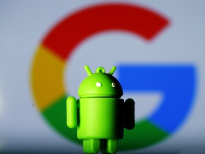 Un muñeco de Android, el sistema operativo para móviles de Google, delante del logo de la compañía.