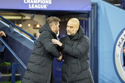 Simeone y Guardiola se saludan tras el partido de ida de los cuartos de final de la Champions entre el City y el Atlético.