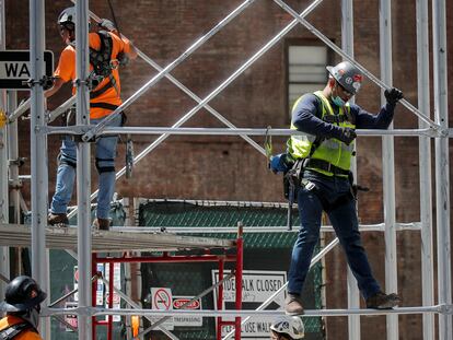 Dos trabajadores de la construcción el 8 de junio de 2020 en Nueva York.