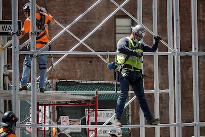 Dois operários da construção em 8 de junho de 2020, em Nova York.