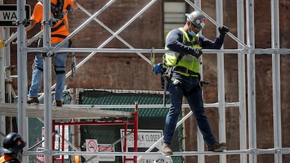 Dois operários da construção em 8 de junho de 2020, em Nova York.