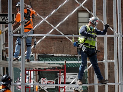 Dos trabajadores de la construcción el 8 de junio de 2020 en Nueva York.