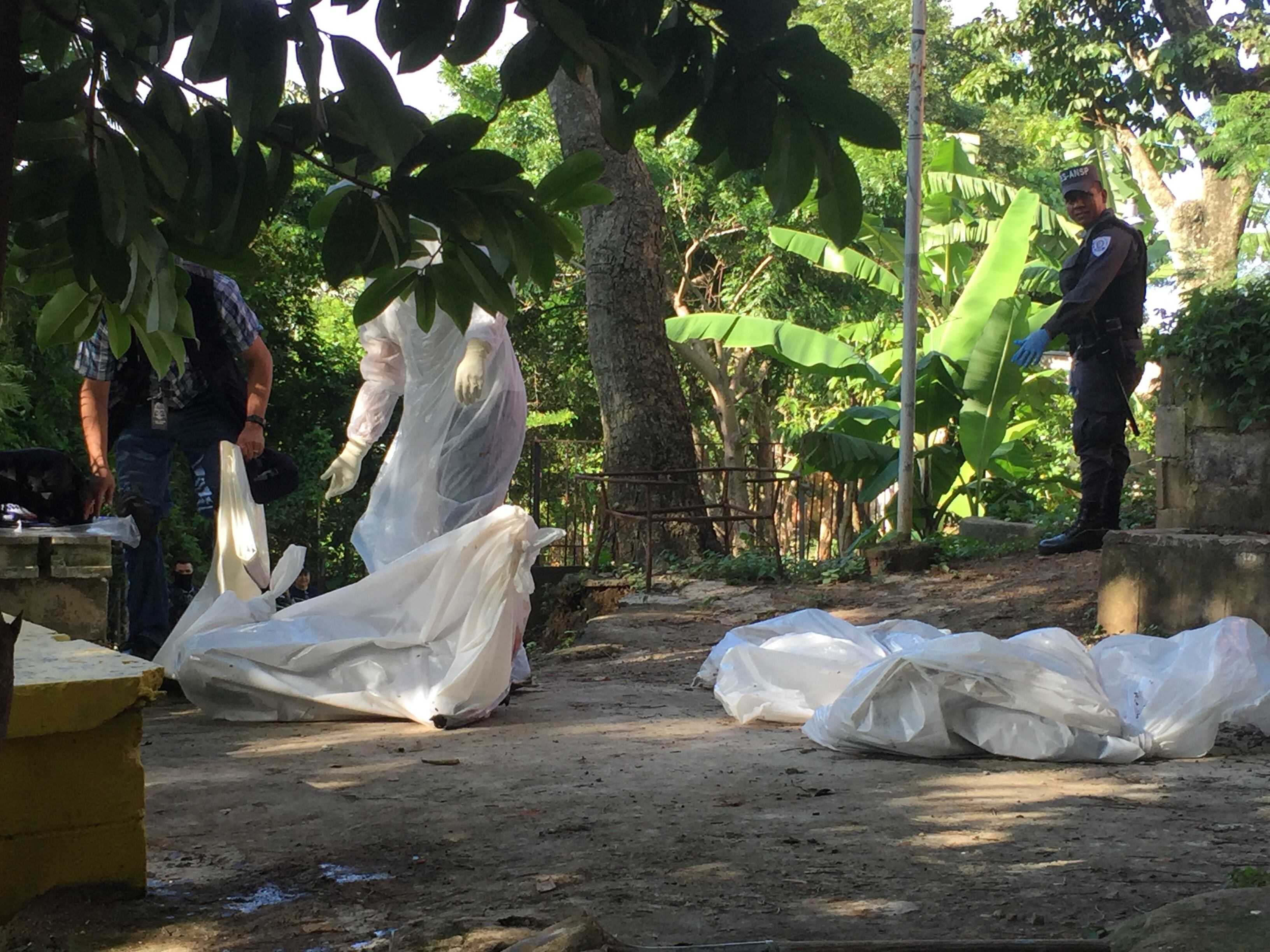 Forenses recogen cuerpos extraídos de un cementerio clandestino en la colonia Santísima Trinidad, en San Salvador, en agosto de 2020.