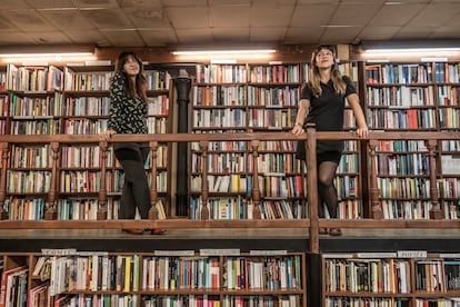 Pauline en la Playa, en la librería Paradiso, fundada por su padre, José Luis y donde se criaron.