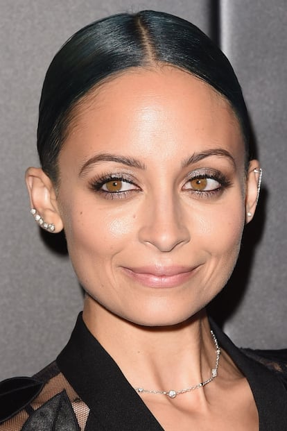 Nicole Richie se atreve con todo. La polifacética diseñadora mezcla dos ear-cuff de distino diseño en el mismo look.