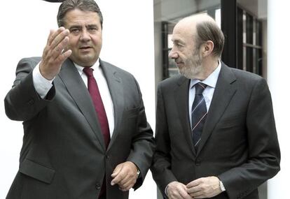 El presidente del Partido Socialdem&oacute;crata (SPD), Sigmar Gabriel, con Alfredo P&eacute;rez Rubalcaba.