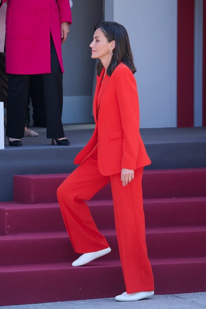 El traje de chaqueta con unas zapatillas blancas se ha convertido en el uniforme más usado por Letizia en los últimos meses. 