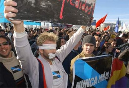 Los manifestantes, reunidos en la plaza de María Pita, de A Coruña, protestan durante la reunión del Consejo de Ministros.