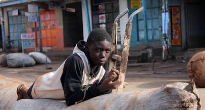 Cargando sacos de 50 kilos, los chicos de la calle de Eldoret consiguen 50 chelines, apenas medio euro.