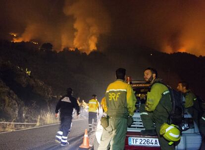 Unas 700 personas han sido evacuadas de forma preventiva por el avance del fuego, aunque el Centro Coordinador de Emergencias y Seguridad 112 ha precisado que las llamas no han afectado a las zonas urbanas. En la imagen, el dispositivo formado para la extinción del incendio forestal en el municipio El Paso, el 4 de agosto.