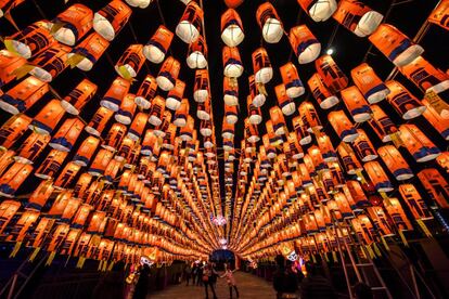 Los visitantes pasean por un túnel decorado con linternas chinas, el 1 de febrero de 2019, en Shaanxi, China.