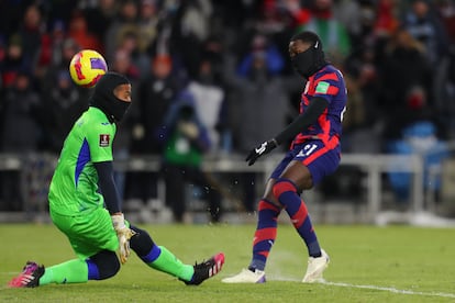 El arquero hondureño Edrick Menjivar proteje su marco en el segundo tiempo contra EE UU.