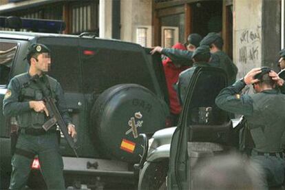 Agentes de la Guardia Civil trasladan a uno de los detenidos el miércoles con boletines de ETA.