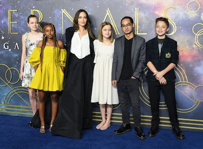 Angelina Jolie con sus hijos en la 'premiere' de 'Eternals' en Londres, en octubre de 2021. 