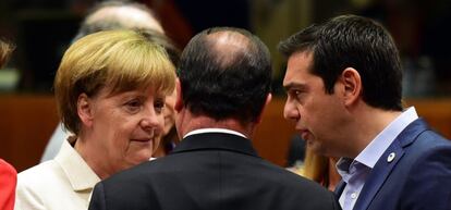 La cancillera alemana, Ángela Merkel, el presidente francés, François Hollande, y el primer ministro griego, Alexis Tsipras, antes de la cumbre de la zona euro.