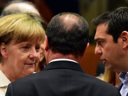 La cancillera alemana, &Aacute;ngela Merkel, el presidente franc&eacute;s, Fran&ccedil;ois Hollande, y el primer ministro griego, Alexis Tsipras, antes de la cumbre de la zona euro.