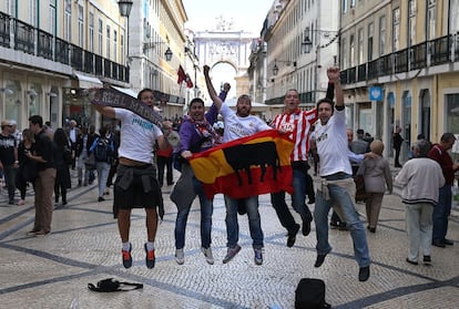 Aficionados de los dos equipos madrileños se pasean por el centro de Lisboa.