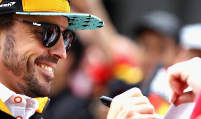 Fernando Alonso firma autógrafos a su llegada a Montreal. 