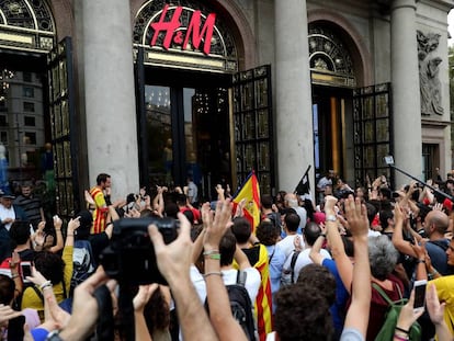 Manifestants demanen el tancament d'un comerç durant la vaga general.