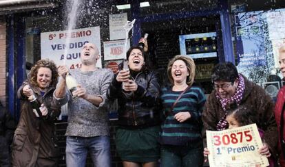 Un grupo de afortunados celebran con cava el primer premio del sorteo del niño de 2013, en Alcorcón.