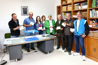 La localidad riojana de Villarroya ha vuelto a cerrar su mesa electoral en pocos segundos, 33, aunque no ha superado su récord 26, logrado en los comicios generales de 2023, porque sus habitantes han decidido tomarse este domingo las elecciones europeas "con tranquilidad". 