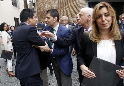 PP provincial official Francisco Oblaré is intercepted by the bodyguards of Susana Díaz (r) in Málaga on Saturday.