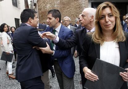 PP provincial official Francisco Oblar&eacute; is intercepted by the bodyguards of Susana D&iacute;az (r) in M&aacute;laga on Saturday. 