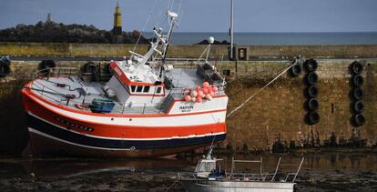 Un barco, encallado en la arena durante la marea baja en el puerto Roscoff, Francia.