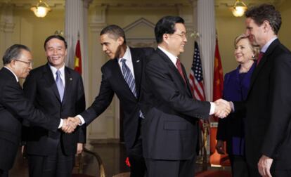 El presidente Obama saluda a Dai Bingguo, del Consejo de Estado chino; a la derecha, Hillary Clinton y Timothy Geithner con Hu Jintao.