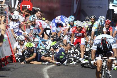 Montonera de ciclistas en la llegada a Talavera de la Reina.