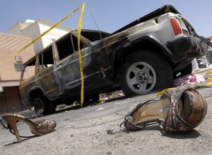 Un coche quemado por el incendio que se desató durante la celebración de una boda en Kuwait.