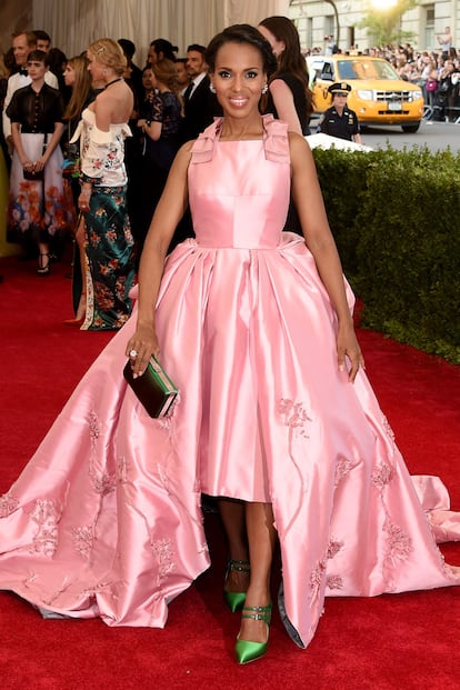 Kerry Washington apostó por este edulcorado diseño rosa chicle de Prada.