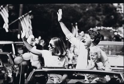 Hillary acompañando a su marido, Bill Clinton, a finales de los ochenta.