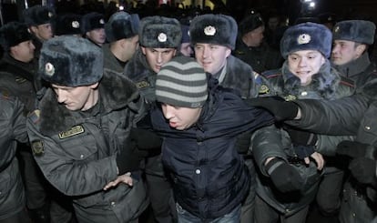 La polic&iacute;a detiene a un manifestante, el domingo, en Mosc&uacute;.