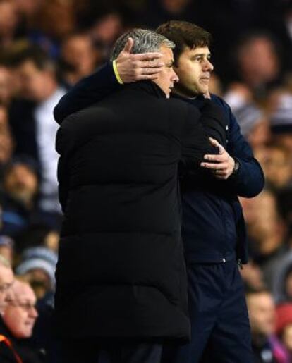 Mourinho y Pochettino se saludan antes del partido.