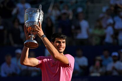 Alcaraz posa con el trofeo de campeón, este domingo en la pista Guillermo Vilas de Buenos Aires.