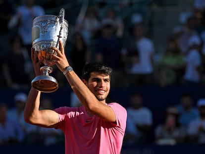 Alcaraz posa con el trofeo de campeón, este domingo en la pista Guillermo Vilas de Buenos Aires.