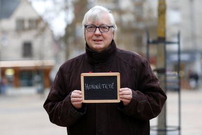 Jacques Gioanetti, 68, retired, holds a blackboard with the word "honnetete" (honesty), the most important election issue for him, as he poses for Reuters in Chartres, France February 1, 2017. He said: "In politics today, it's one for all, all rotten. Promises are made but never kept." REUTERS/Stephane Mahe SEARCH "ELECTION CHARTRES" FOR THIS STORY. SEARCH "THE WIDER IMAGE" FOR ALL STORIES