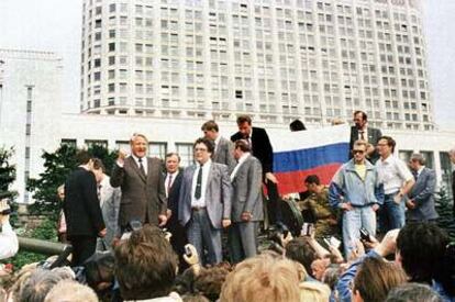 El presidente ruso, Boris Yeltsin, de pie encima de un vehículo militar ante del edificio de la Federación Rusa, en una imagen del 19 de agosto de 1991. A sus espaldas, unos sostenedores sostienen una bandera de la federación. Yeltsin se dirige a la moltitud para fomentar una huelga general tras el golpe de Estado en contra del líder soviético Mijaíl Gorbachov.