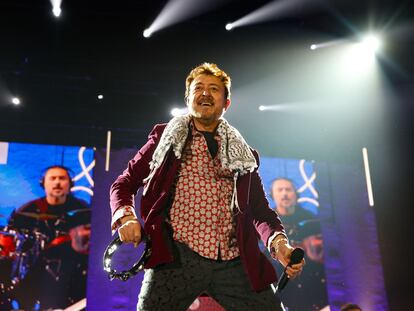 El cantante Manolo García durante su concieto en el Palau Sant Jordi de Barcelona.