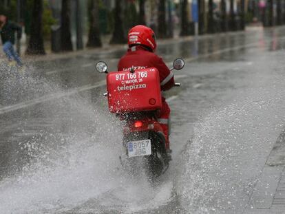 Un motorista de la compañía Telepizza. 