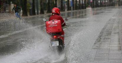 Un motorista de la compañía Telepizza. 