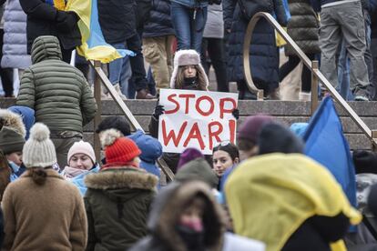 Personas protestan contra la guerra en Ucrania en Chicago (EE UU).