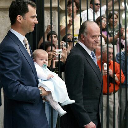 El Rey Don Juan Carlos, el Príncipe Felipe y la Infanta Leonor, a la salida de la catedral de Palma de Mallorca.